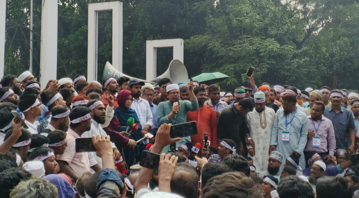 ‘ব্লকেড কর্মসূচি’ করতে শাহবাগের পথে এমপিওভুক্ত শিক্ষক-কর্মচারীরা